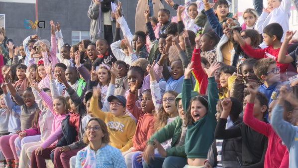 Trio Elétrico Natalício Leva Música e Animação às Escolas da Venteira